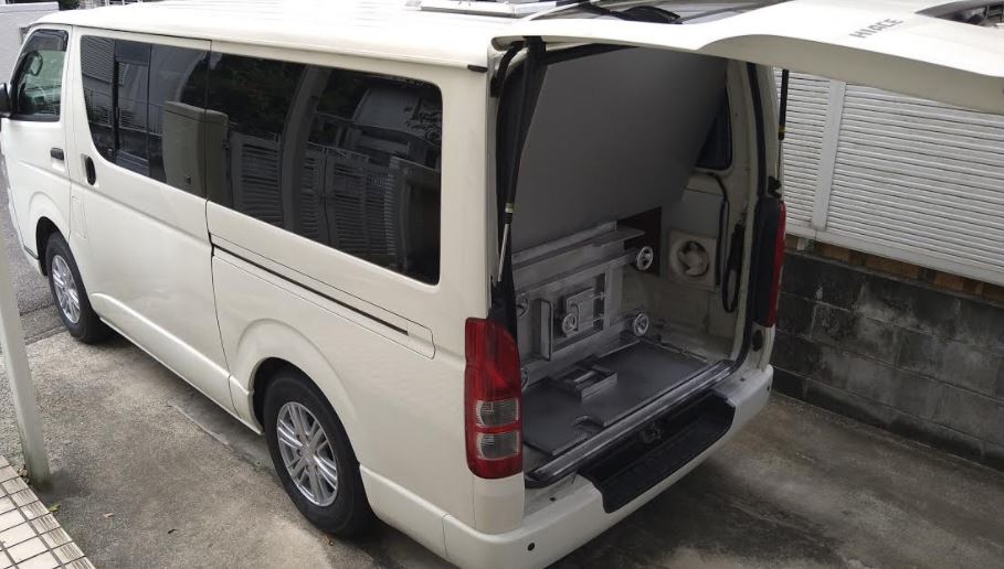 後部に小型火葬炉を積載した白いバン型の移動火葬車